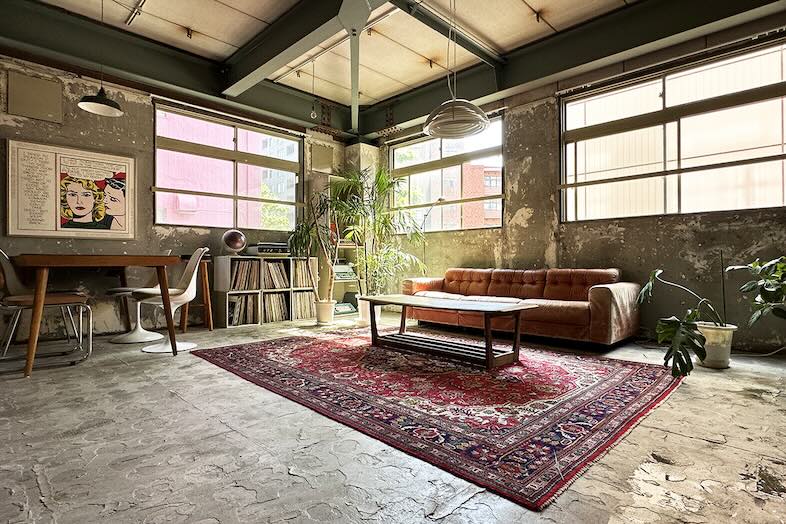 旧海岸第十スタジオ｜やれた壁と古い鉄骨梁は、ライフスタイル系やファッション撮影にフィット