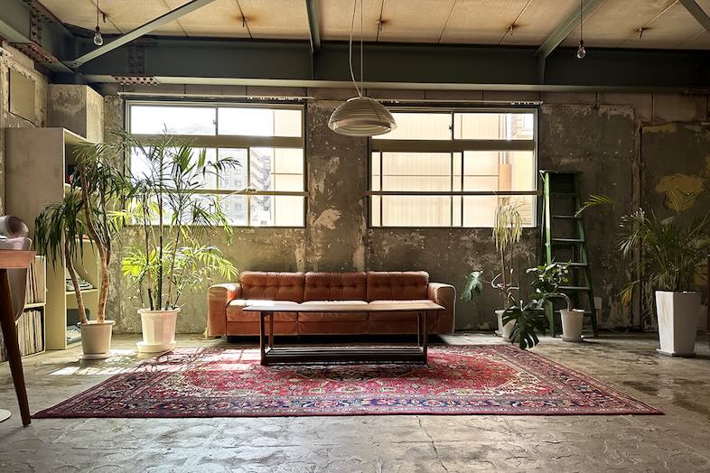 旧海岸第十スタジオ｜イームズのシェルチェアやknollのオリジナルチェアなど家具にもこだわっています