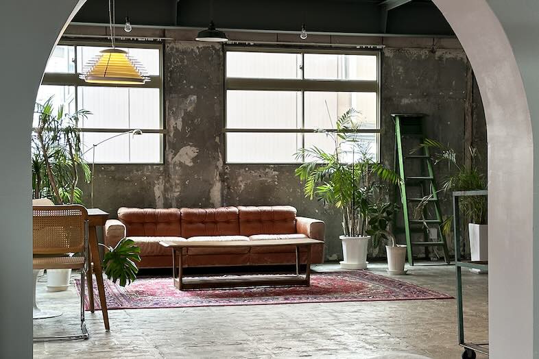 旧海岸第十スタジオ｜自然光が均等に入る壁面は人物の立ち姿を美しく収めることが可能