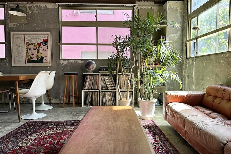 旧海岸第十スタジオ｜テーブル越しの画は対話シーンや作業風景の撮影に◎