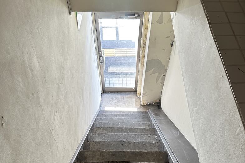 旧海岸第十スタジオ｜建物の階段部