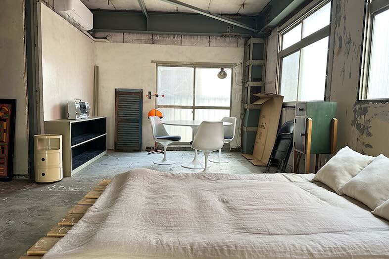 旧海岸第十スタジオ｜ベッド側から窓際のデスク・チェアを見据える構図は生活感のあるシーン撮影に最適