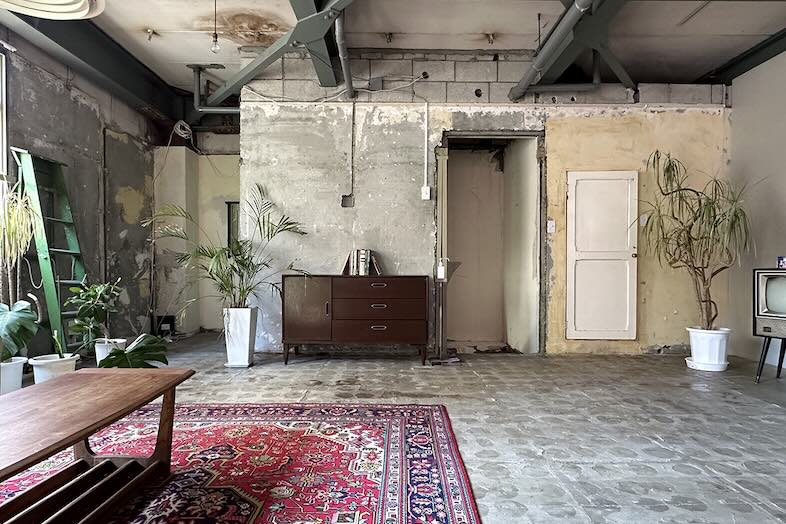 旧海岸第十スタジオ｜経年変化の残る壁面はアパレルや雑誌の独特の世界観を表現するのに最適