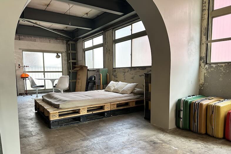 旧海岸第十スタジオ｜プロダクトやインタビュー撮影、ライフスタイル撮影に映えるアーチ壁