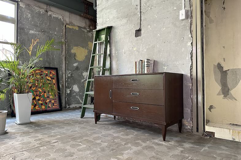 旧海岸第十スタジオ｜カジュアルな古さと家具の存在感がマッチした空間はポートレートやブランドムービーにも◎