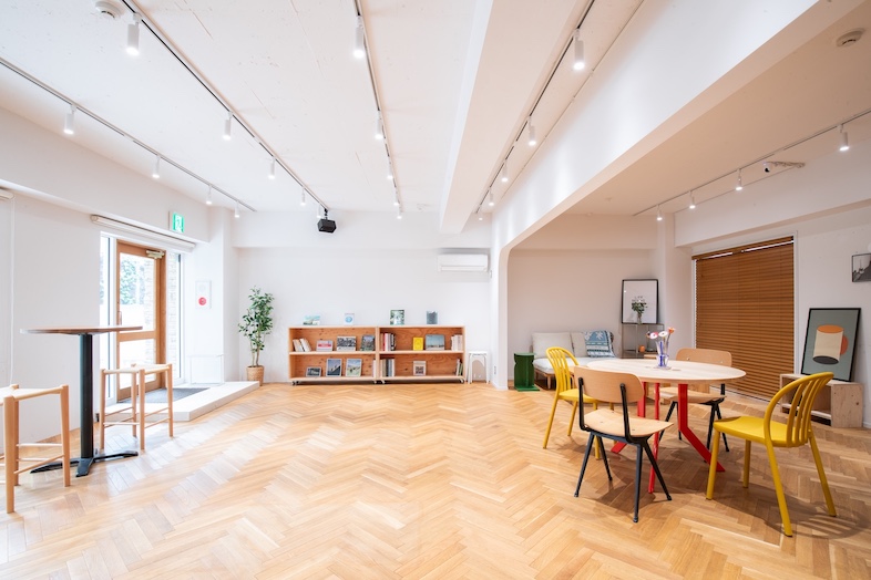 GOBLIN.表参道SIDEWALK店｜ポップでカラフルな家具や背景小物が充実した室内