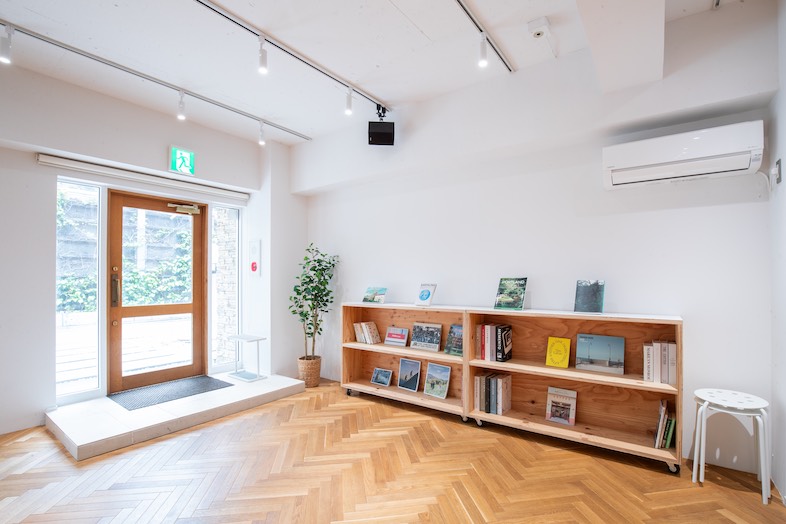 GOBLIN.表参道SIDEWALK店｜可動式の棚は、店舗シーンをイメージした撮影にも最適です