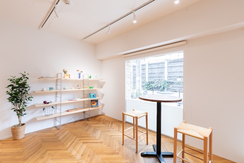 GOBLIN.表参道SIDEWALK店｜ハイテーブルとハイチェアをは、カフェのようなシーンを演出できます