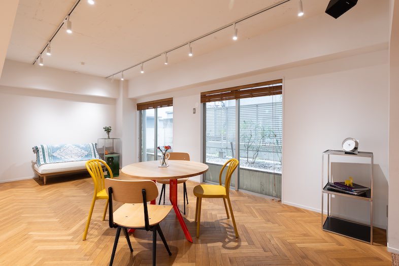 GOBLIN.表参道SIDEWALK店｜丸テーブルを囲んで食卓シーンやハウスシーンの撮影が可能