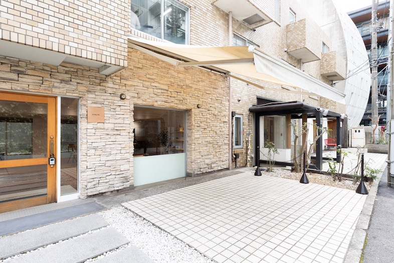 GOBLIN.表参道SIDEWALK店｜スタジオ入り口にはオーニングを完備