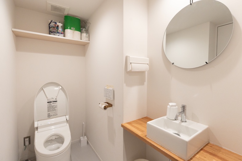 GOBLIN.表参道SIDEWALK店｜丸い鏡が印象的なトイレ