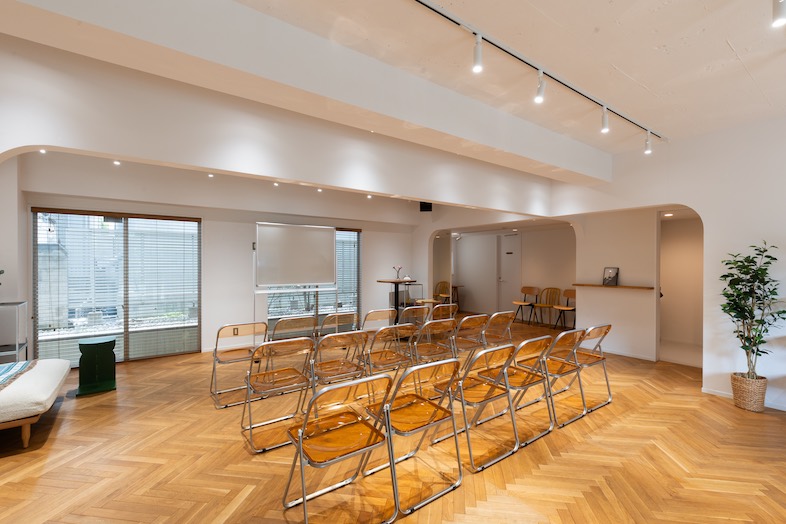 GOBLIN.表参道SIDEWALK店｜折りたたみチェアを複数完備しているため、ミーティングシーンや会議シーンの撮影も可能です