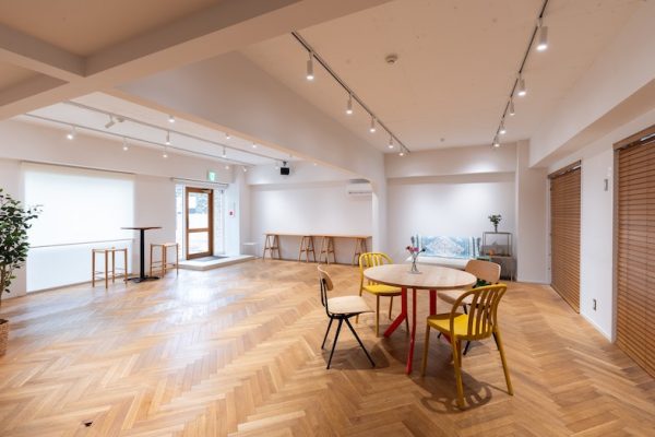 ナチュラルな空間には、ポップでカラフルな家具や小物が揃っています