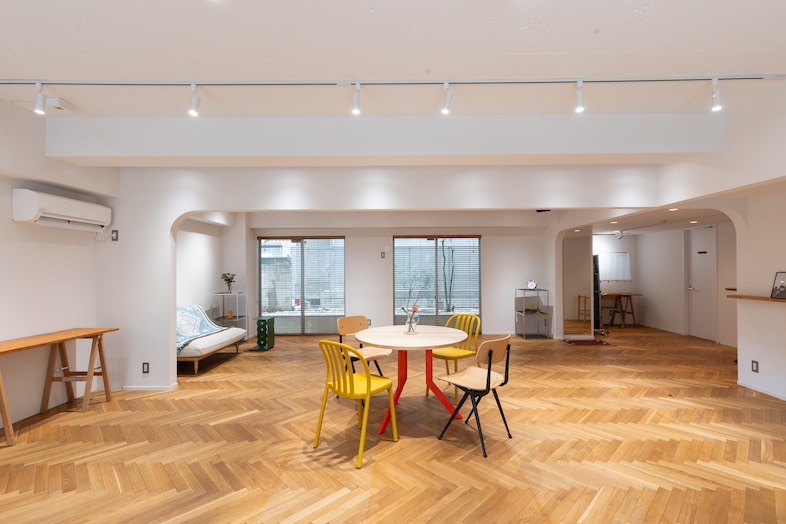 GOBLIN.表参道SIDEWALK店｜白壁×ヘリンボーン床が特徴的な撮影スタジオ