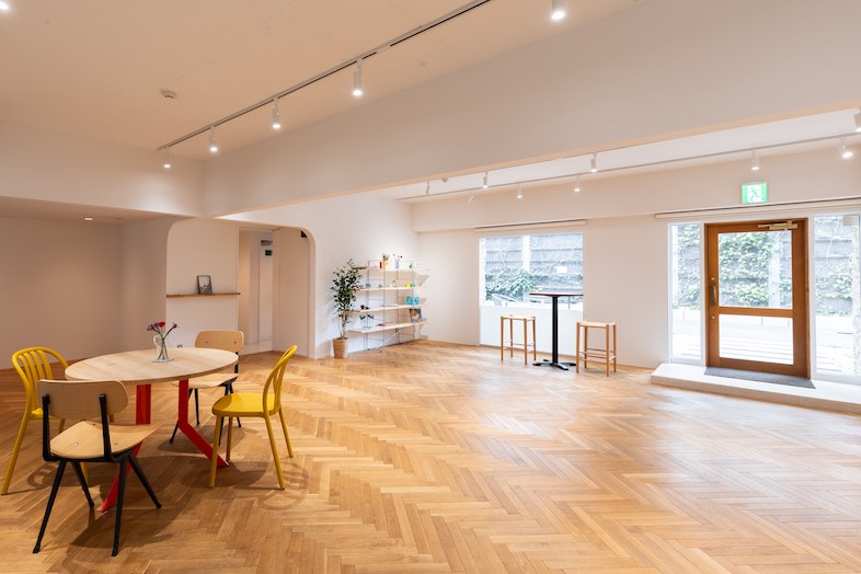 GOBLIN.表参道SIDEWALK店｜自然光差し込むナチュラルな空間