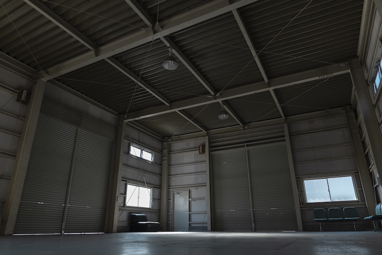 fluct｜【室内】無機質な天井と壁は、ストリート感のある映像撮影に最適