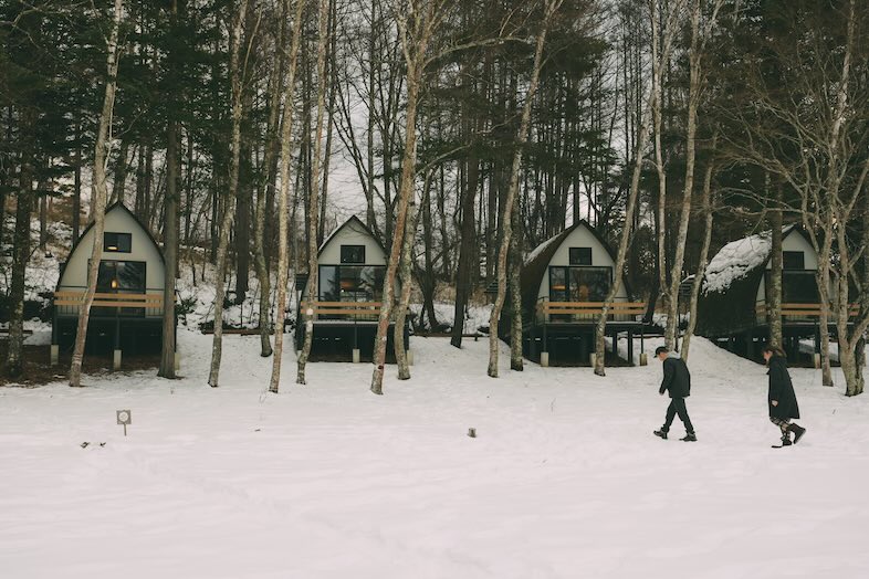 TINY GARDEN 蓼科 URBAN RESEARCH DOORS｜【CABIN】白樺林と雪に包まれたキャビン群は、冬のキャンプや滞在型ライフスタイルをリアルに描ける