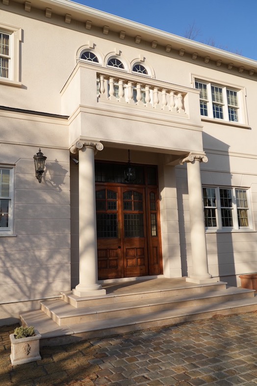 英国洋館スタジオ 地球屋｜イオニア式のスタジオ入り口