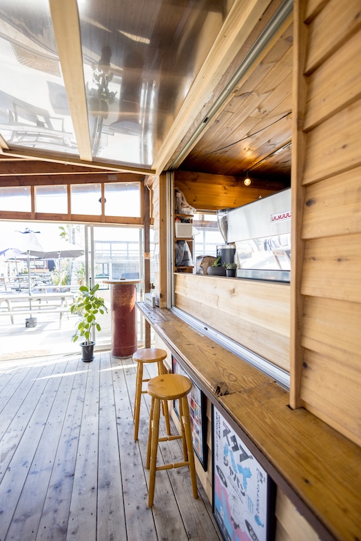 JF TORAMI STUDIO｜海を望むウッドデッキ直結の開放的な空間は、千葉・東浪見の自然光を活かしたライフスタイル撮影やYouTubeロケに最適