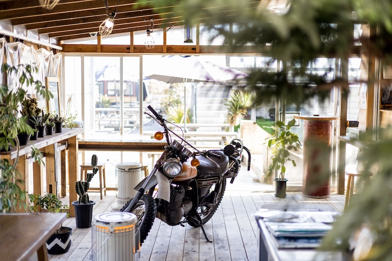 JF TORAMI STUDIO｜バイクを置いた演出も映える外房らしい空間構成！サーフブランドやMV撮影に強い海沿い撮影スタジオ