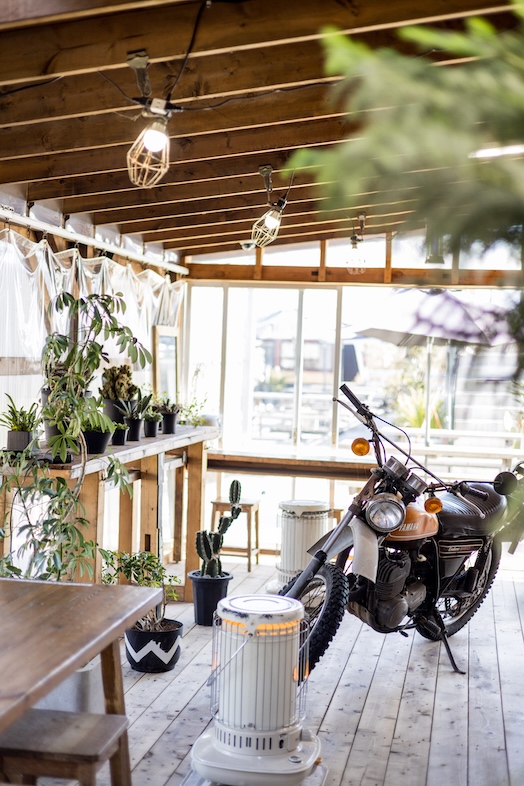 JF TORAMI STUDIO｜梁とガラス越しの海景色が印象的な構図は、千葉・一宮町の世界観重視の広告撮影におすすめ