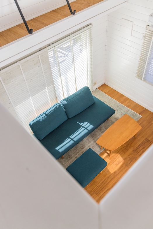 JF TORAMI STUDIO｜吹き抜けとトップライトから入る柔らかな自然光で、東浪見のハウススタジオらしい明るい動画撮影が実現