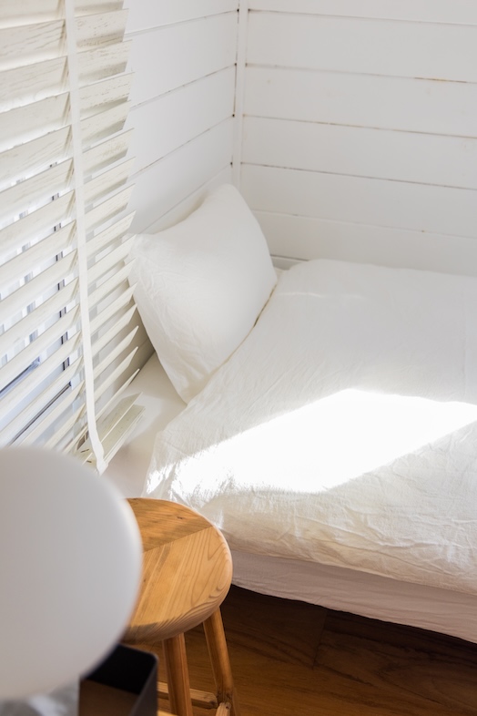 JF TORAMI STUDIO｜海沿いの朝日が差し込むベッドルームは、ライフスタイルブランドのカタログ撮影に最適