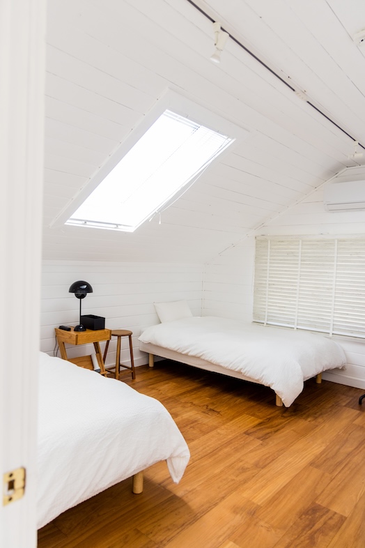 JF TORAMI STUDIO｜屋根裏風の白空間は、対談動画やナチュラルなYouTube撮影スタジオとしても活用可能