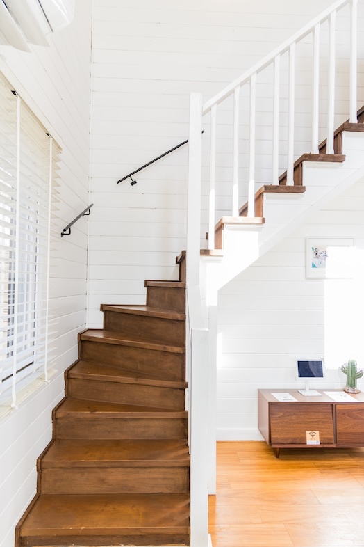 JF TORAMI STUDIO｜ナチュラルな木階段は、生活感のあるブランドストーリー撮影に最適