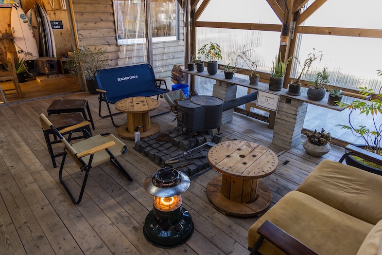 JF TORAMI STUDIO｜広いウッドデッキは対談動画撮影や海沿いアパレルルック撮影、アウトドアシーンに最適