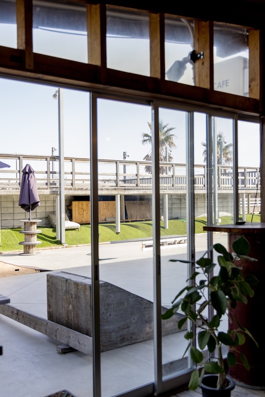 JF TORAMI STUDIO｜窓面いっぱいの自然光は、商品撮影やYouTube対談動画に最適