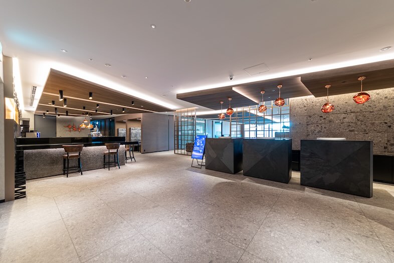 The Executive Centre 世界貿易センタービルディング南館｜238㎡のラウンジ全景は、企業トップの対談やブランドムービーに信頼感をプラス