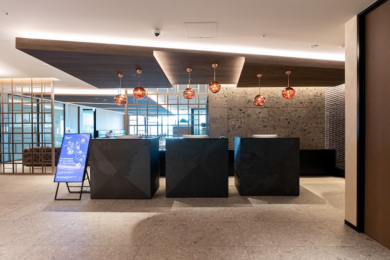 The Executive Centre 世界貿易センタービルディング南館｜重厚な受付カウンターは来訪シーンや企業紹介冒頭に説得力のある一枚が撮れる