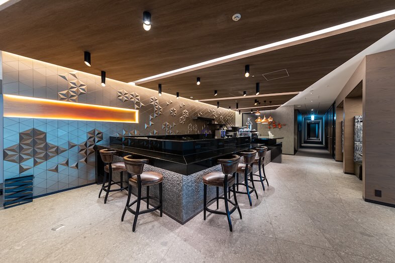 The Executive Centre 世界貿易センタービルディング南館｜大理石のバーカウンターと落ち着いた照明が、ラグジュアリーな接待・レセプションシーンを演出