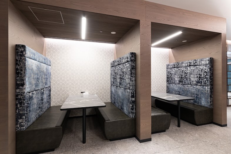 The Executive Centre 世界貿易センタービルディング南館｜半個室ブースが連なるエリアは商談・インタビューシーン撮影から控室利用まで柔軟に対応