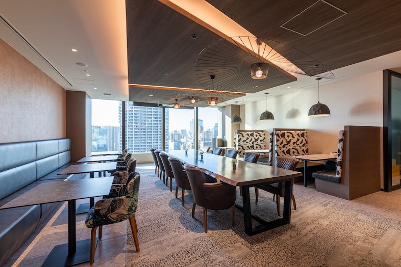 The Executive Centre 世界貿易センタービルディング南館｜自然光が差し込むテーブル席は、ビジネスランチやカジュアルミーティングの撮影に
