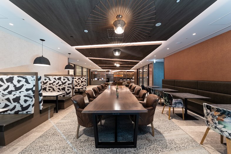 The Executive Centre 世界貿易センタービルディング南館｜奥行きと天井ラインが美しい上質な空間