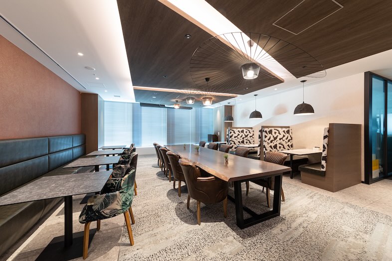 The Executive Centre 世界貿易センタービルディング南館｜会議やワークシーンだけでなく、人物の移動シーンなど動きのあるシーン撮影も可能