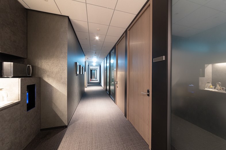 The Executive Centre 世界貿易センタービルディング南館｜オフィス内移動や登場シーンの撮影に最適な落ち着いた通路