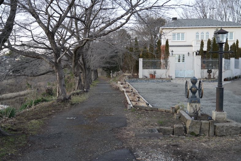 英国洋館スタジオ 地球屋｜敷地横には遊歩道があり、川や桜と合わせて撮影が可能