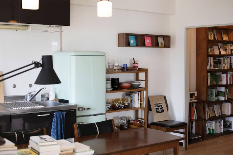 スタジオおざぶ｜キッチン家電と本棚が並キッチン＆リビング