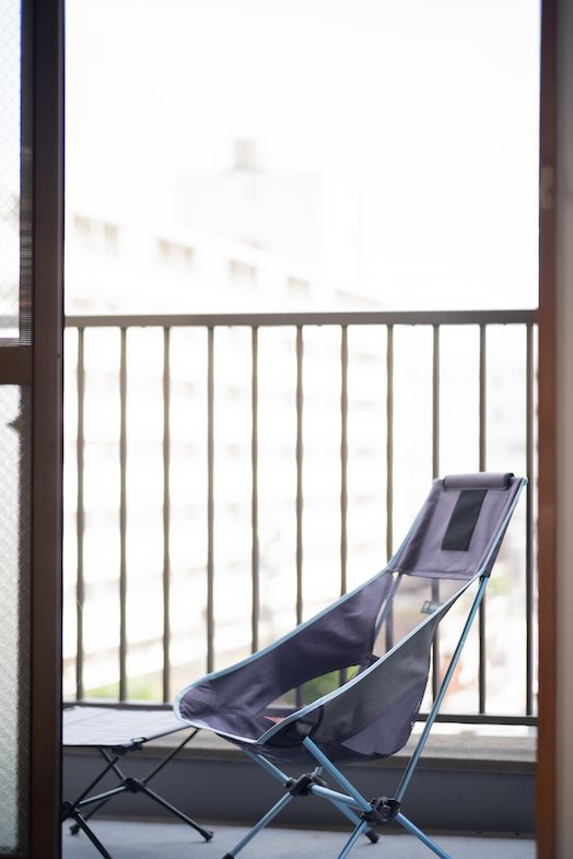 スタジオおざぶ｜ベランダ窓からの抜けを活かした、外とのつながりを感じる構図