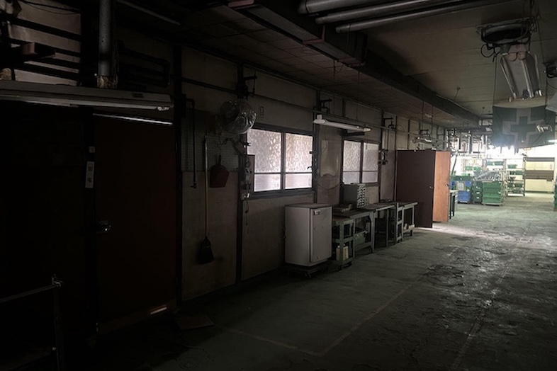 スタジオPia43.板橋工場｜【2F和室前廊下_2】リアルさを追及した工場シーンの撮影に