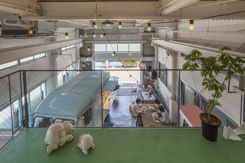+h café / アッシュカフェ｜天井高5m吹抜けをメザニンから一望