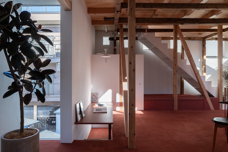 GREEN BOX IKEJIRI｜【2階大部屋】ワインレッドのウールカーペットが印象的