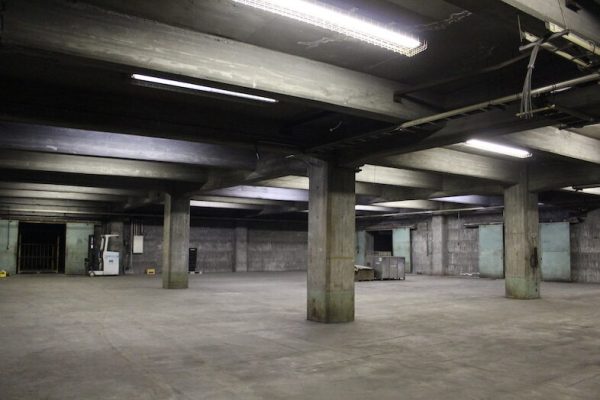 約2,200㎡の大型工場スタジオ