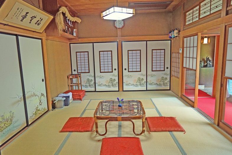 飯田屋｜絵柄の襖と座卓が昭和の暮らしを感じさせる撮影に最適