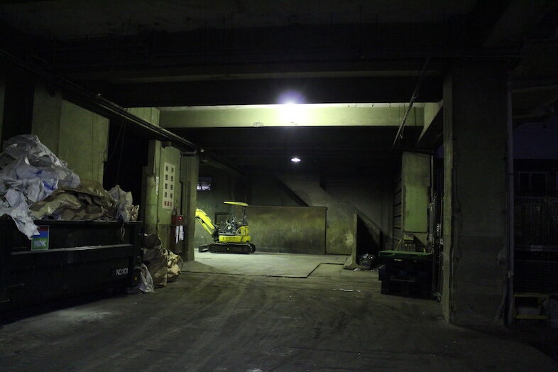 川崎白石工場｜夜間照明に照らされた工場内部は、緊迫感のあるシーンやホラー映画的な演出にもフィット