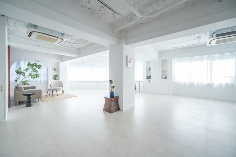 STUDIO MATERA SHINJUKU︎｜東・南向きの2面採光で、1日を通して自然光が差し込みます