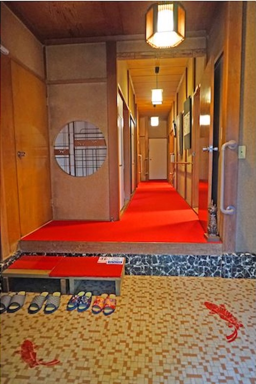 飯田屋｜丸窓と赤い絨毯が印象的な旅館風シーンにぴったりな空間